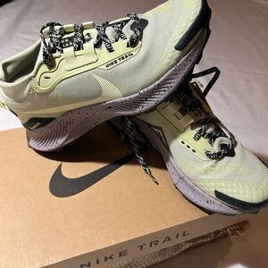 NWT Nike Pegasus Trail 3 GTX - Women’s 7 olive citron/black
